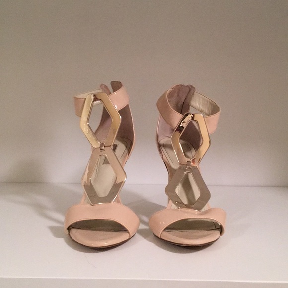 BCBG Shoes - BCBG Nude pumps